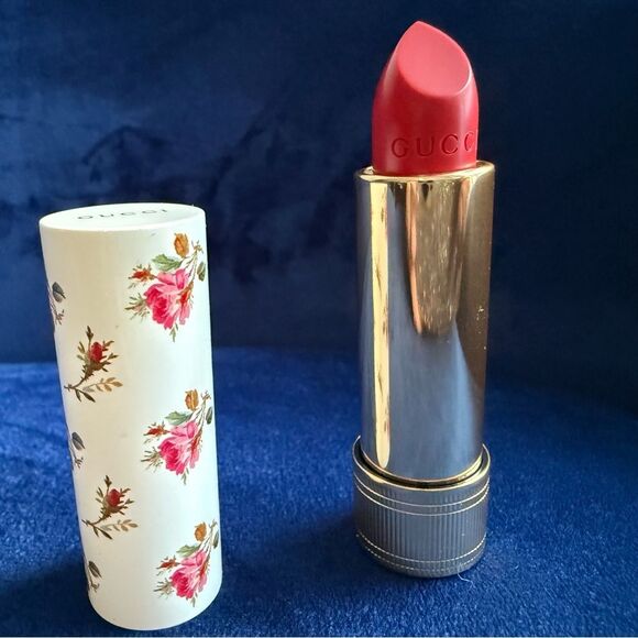 GUCCI ROUGE À LÈVRES VOILE LIPSTICK — GOLDIE RED 25 - Picture 8 of 17
